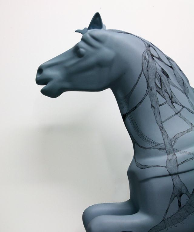 Sandra Cinto, cavalo-marinho, 2008, caneta permanente e pintura sobre fibra, dimensoes variaveis